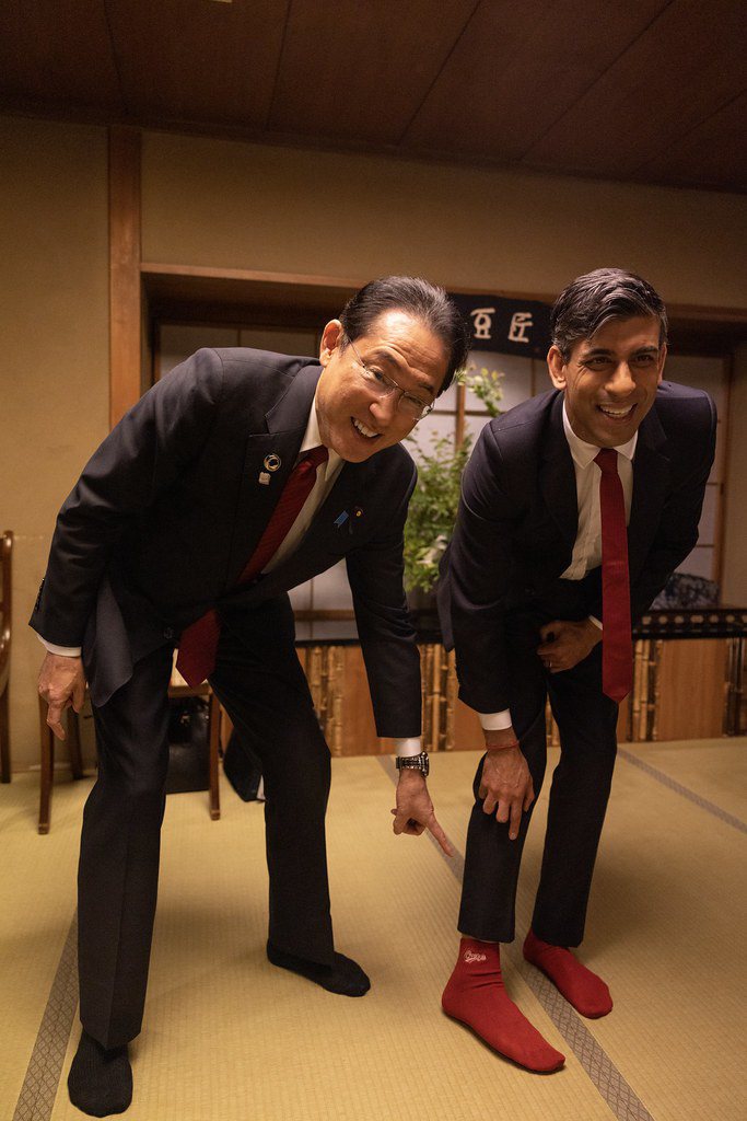 英國首相蘇納克（右）昨天與日本首相岸田文雄（左）共進晚餐，期間他穿著岸田最喜愛的日本職棒廣島東洋鯉魚隊襪子。圖／取自Twitter@UKinJapan