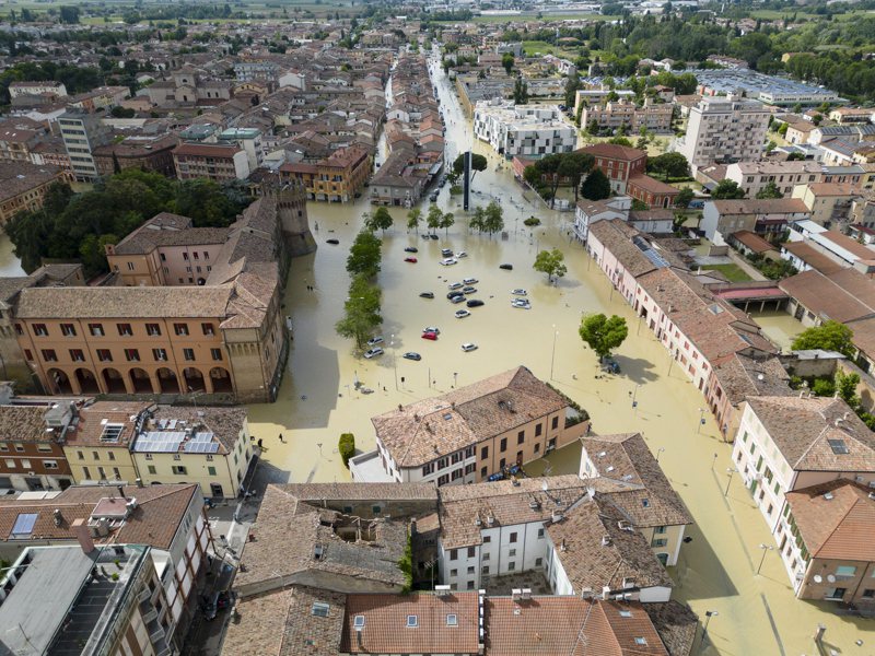 義大利東北部近日遭逢百年來最嚴重洪災，截至18日晚間，已導致13人死亡，估計2萬人無家可歸。歐新社