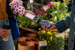 「iPhone卡緊收」讓商家透過請消費者輕觸其iPhone，就能快速、簡單又安全地接受Apple Pay、感應式信用卡和簽帳金融卡以及其他電子錢包的付款。圖／蘋果提供