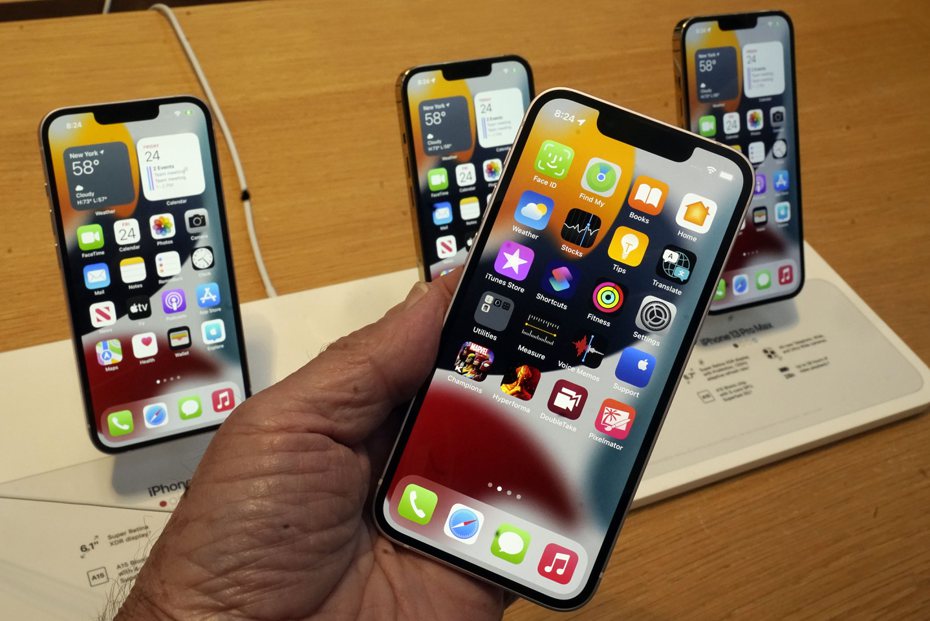 iPhone卡緊收服務僅限iPhone XS以上型號，且須將系統升級至iOS 16.4或更新版本，如果小攤商為此決定升級iPhone，將為蘋果創造新營收。示意圖。美聯社