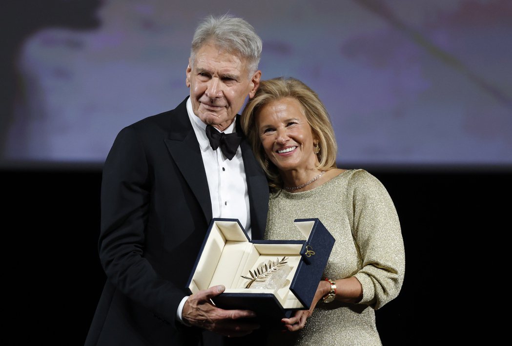 哈里逊福特（左）接受坎城影展颁发荣誉金棕榈奖。（欧新社）