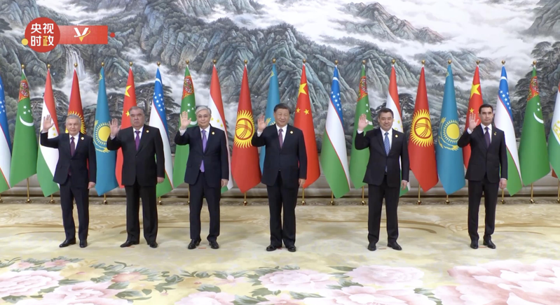 大陸國家主席習近平與中亞5國元首於2023年「中國－中亞峰會」合影。（截取自央視）