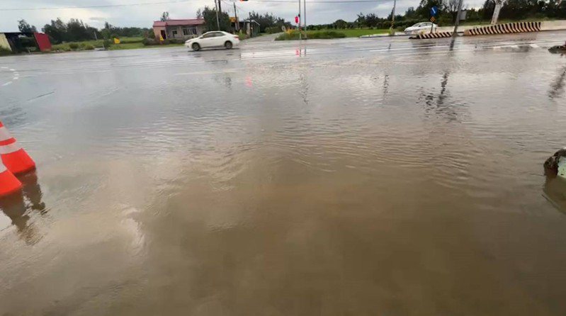 後龍鎮公所指出，上午瞬間豪大雨時，不僅是仁德醫護專校，其周邊道路、農田及西濱較低漥路口，到處都有積水情況發生。圖／民眾提供
