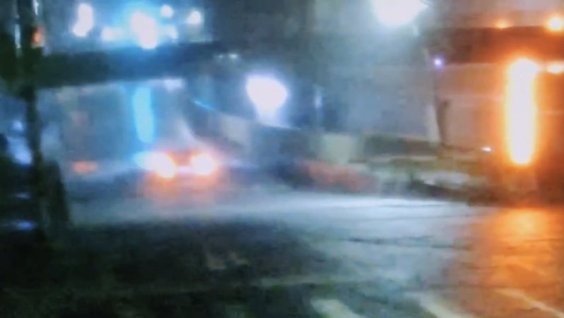 新竹市元培街地下道旁監視器拍到轎車無視警告標誌與柵欄，直接闖入地下道後受困。記者張裕珍／翻攝