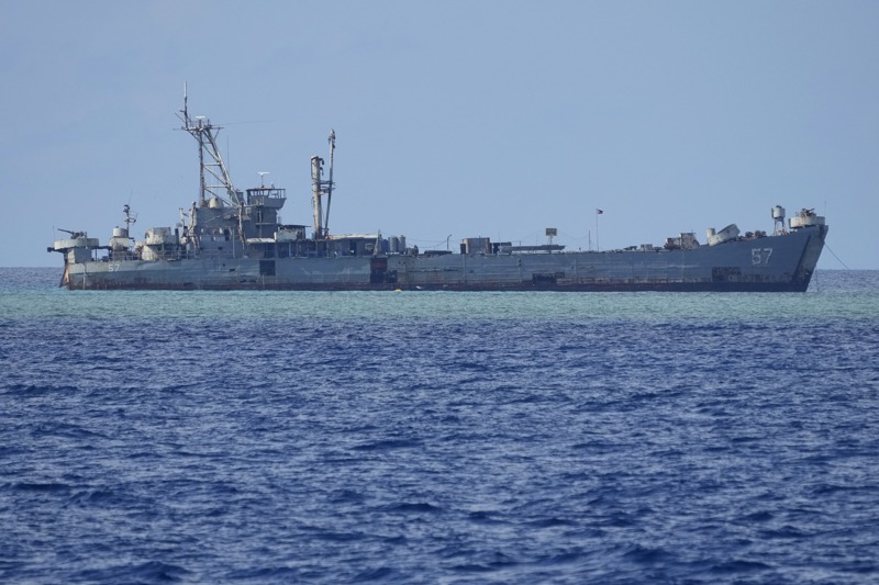 菲律賓廢棄的「馬德雷山」艦已坐灘在仁愛礁（仁愛暗沙）上24年，宣稱對仁愛礁擁有主權，最近傳出將被大陸拖船拖走。美聯社