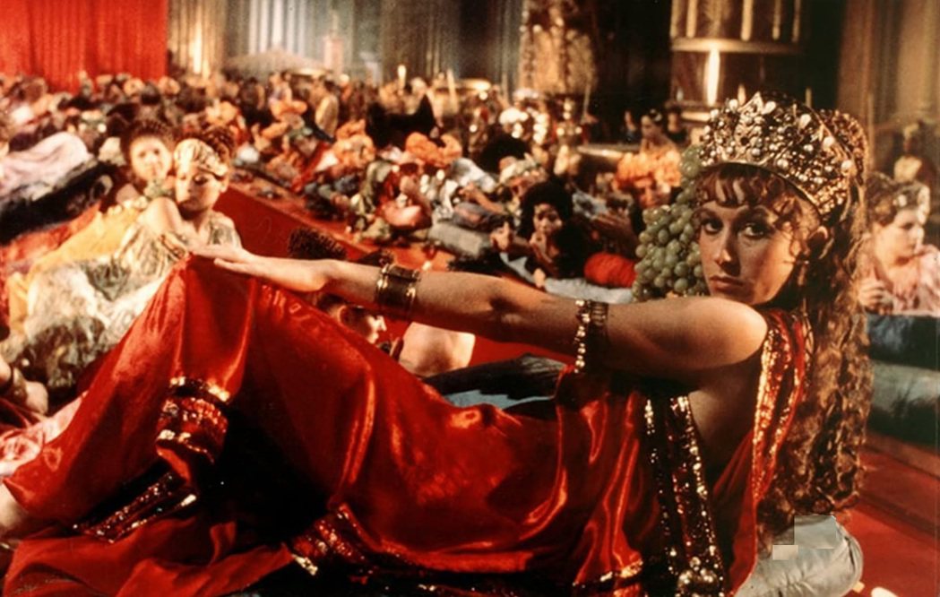 海伦米兰年轻时在“罗马帝国艳情史”大方释放性感。图／摘自imdb