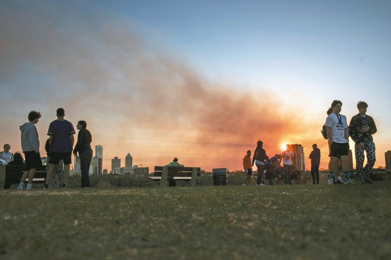 野火肆虐造成的厚重濃煙幾乎遮蔽了艾德蒙頓市的落日。（紐約時報）