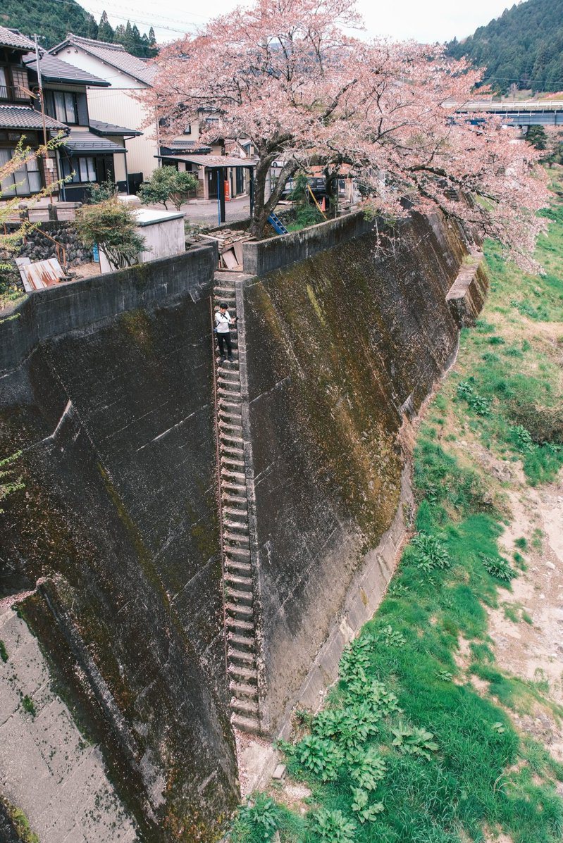 日本一名攝影師分享到岐阜縣旅遊時，發現一處「最恐怖的階梯」。圖擷自推特