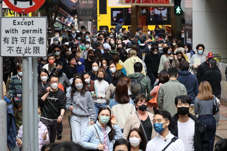 香港人口急劇下降，學者分析，香港人口危機嚴重惡化，影響港府財政穩健性，窒礙經濟及創科發展，政治趨向保守。（中通社）