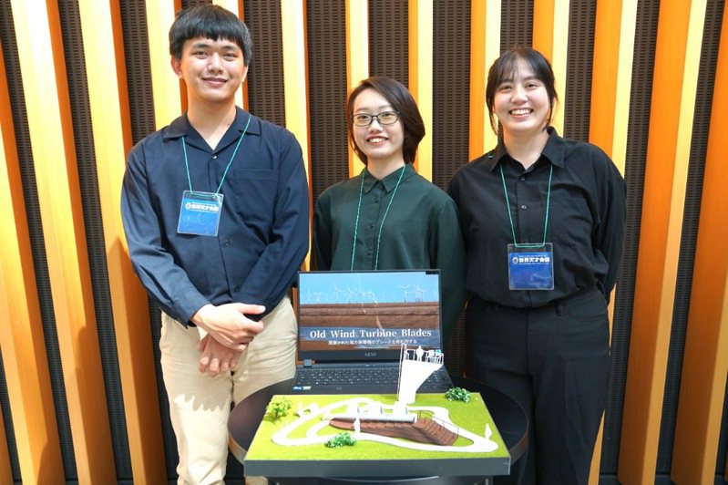 中華大學景觀系產品設計組大三生吳依芸、林庭韻和張俊鴻（由右至左），以「廢棄風力發電機葉片再生」作品勇奪金獎和大會特別獎肯定。圖／校方提供