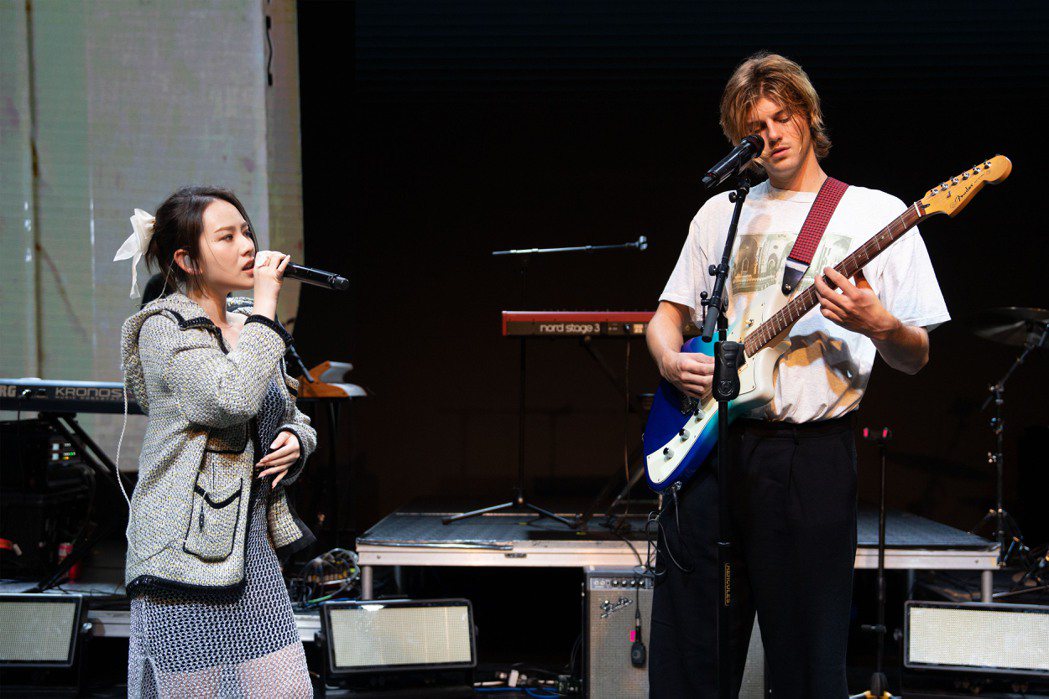 王诗安（左）日前和澳洲歌手Ruel在舞台上合作。图／索尼音乐提供