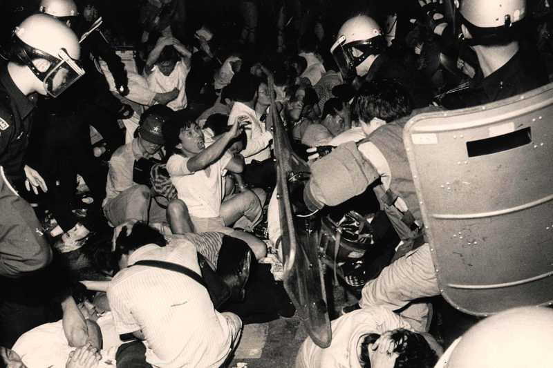「五二O」農民運動爆發激烈警民衝突，到1988年5月21日凌晨，已造成警民多人受傷。圖／聯合報系資料照片