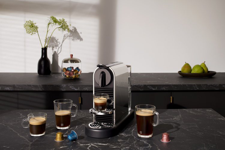 新款高階咖啡機CitiZ Platinum外型時尚，可搭載多種咖啡杯量。圖／Nespresso提供