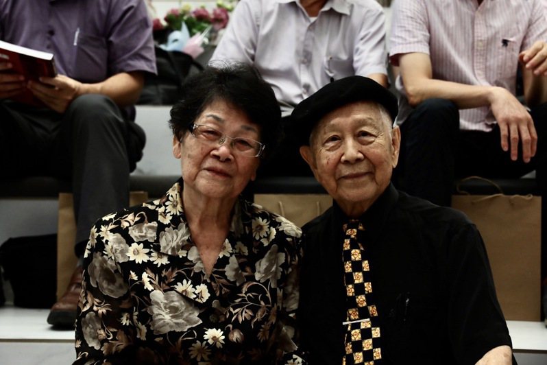 屏東縣版畫大師陳國展（右一）與妻子李玉鳳（左一）一同出席今上午的簽書會。記者張已亷／攝影