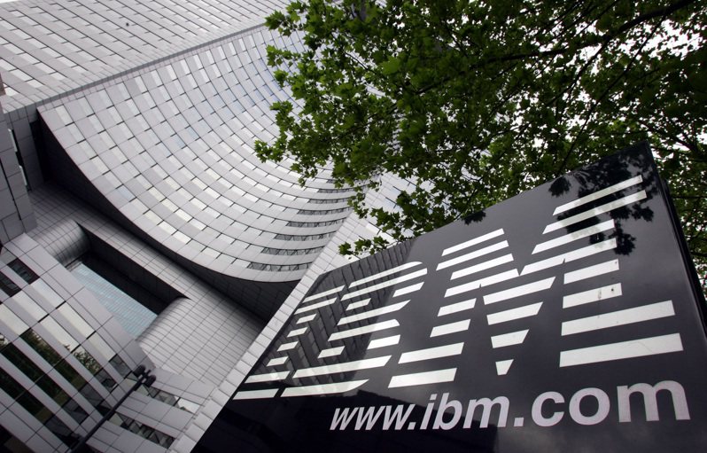 IBM位於英國的一名IT部門員工，2008年因重病請假，沒想到這一休就是15年，期間仍領百萬年薪。然而去年這名男子卻將公司一狀告上法院，指控這些年來他從未獲得加薪，遭到雇主歧視。路透