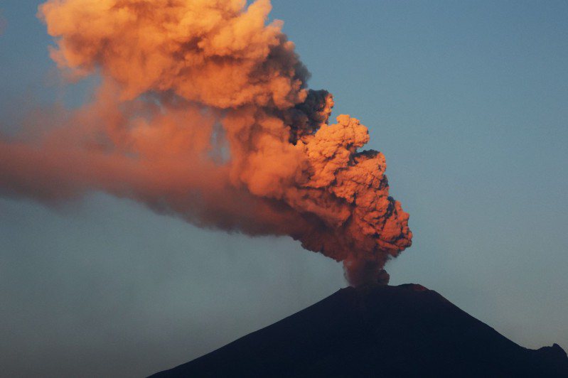 墨西哥煙峰火山（Popocatepetl）在5月18日噴發。法新社