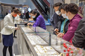 今年第一季以來，大陸購買黃金金飾的人增多。圖為海南海口黃金珠寶免稅店選購的人潮。中新社