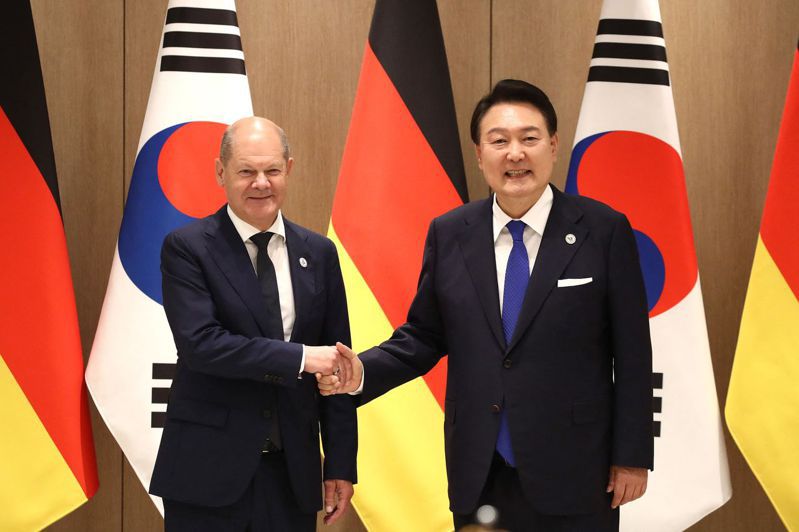 德國總理蕭茲於周日結束在日本廣島舉行的七國集團（G7）峰會後，前往南韓進行短暫訪問。圖為蕭茲在首爾總統府會晤前與韓國總統尹錫悅握手。法新社