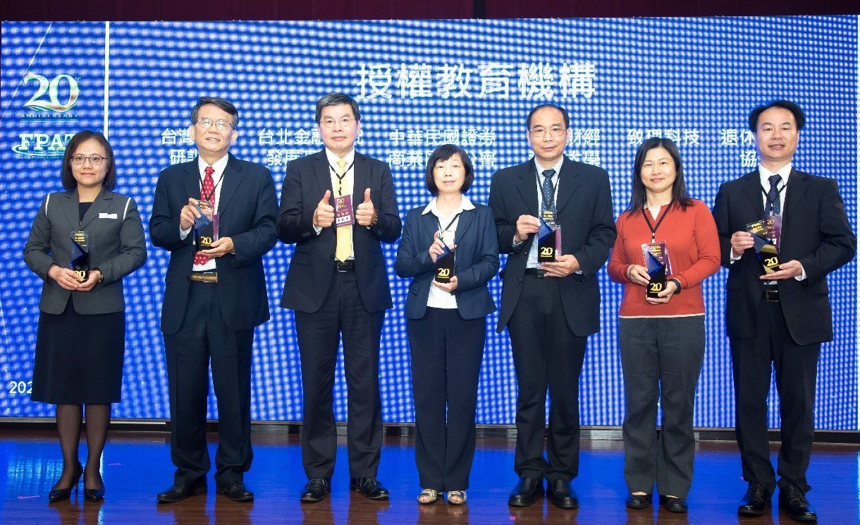 德明科大財金系由黃崑明主任(右三)代表接受FPAT表揚。 德明科大/提供