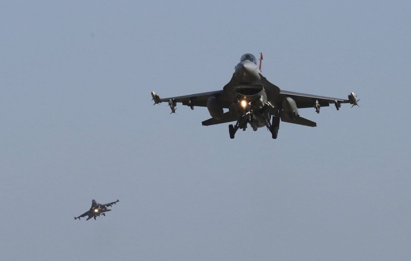 美国总统拜登支持提供F-16系列等先进战机给乌克兰后，他今天说，乌克兰总统泽伦斯基向华盛顿「明确保证」不会使用F-16战机攻击俄罗斯领土。美联社(photo:UDN)