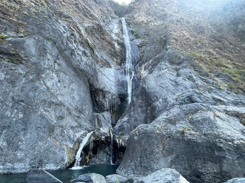 屏東縣霧台鄉飛龍瀑布中段終點百米瀑，抵達百米瀑之前要先經過上方峽谷地形，峽谷內有6到7個瀑布，對溪降者來說，挑戰高，要有一定基礎。圖／讀者提供