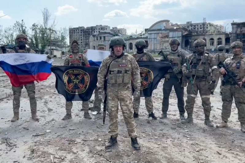 在20日發布的影片中，俄羅斯傭兵組織「瓦格納集團」首腦普里格津穿著野戰服，在一排戰士前宣布：「今天中午12點，已完全拿下巴赫姆特。」法新社