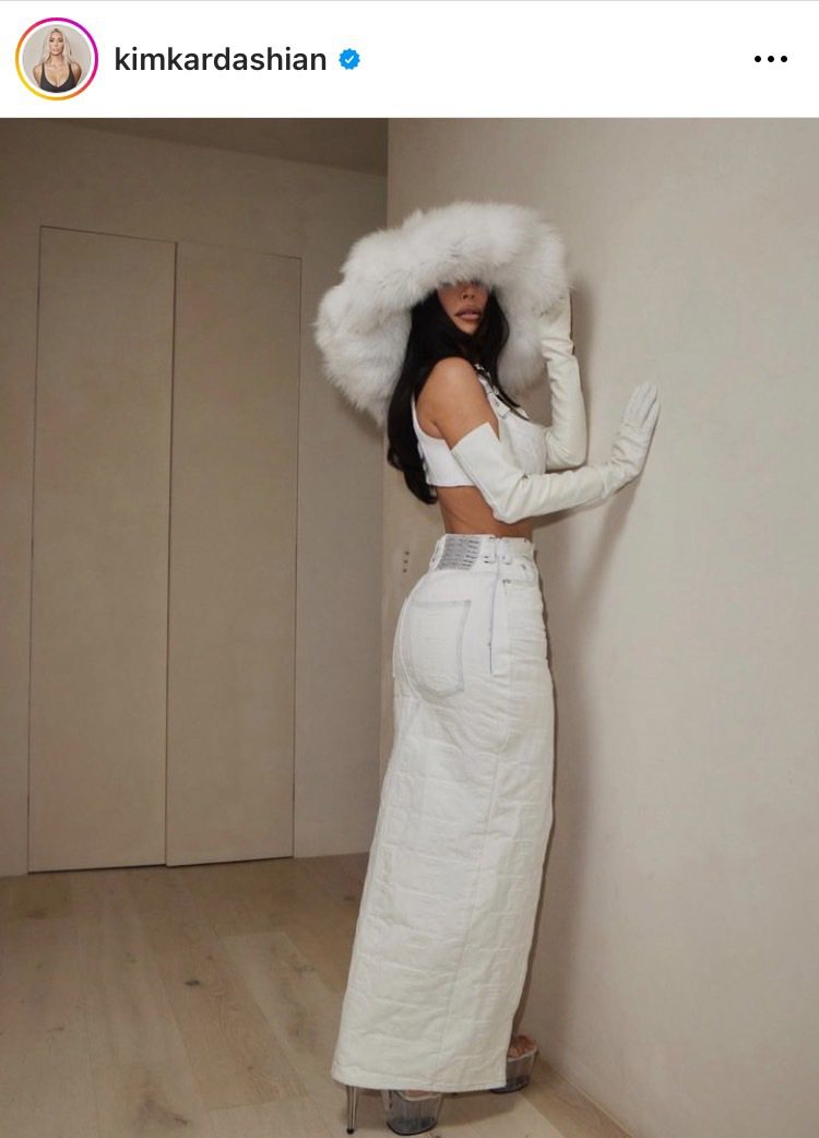 金卡達珊穿戴FENDI by Marc Jacobs 2023夏季聯名限定系列。...