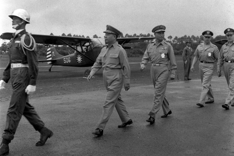 1959年5月22日，陸軍北部龍岡機場落成典禮，陸軍總司令彭孟緝（左二）步入會場。圖／聯合報系資料照片