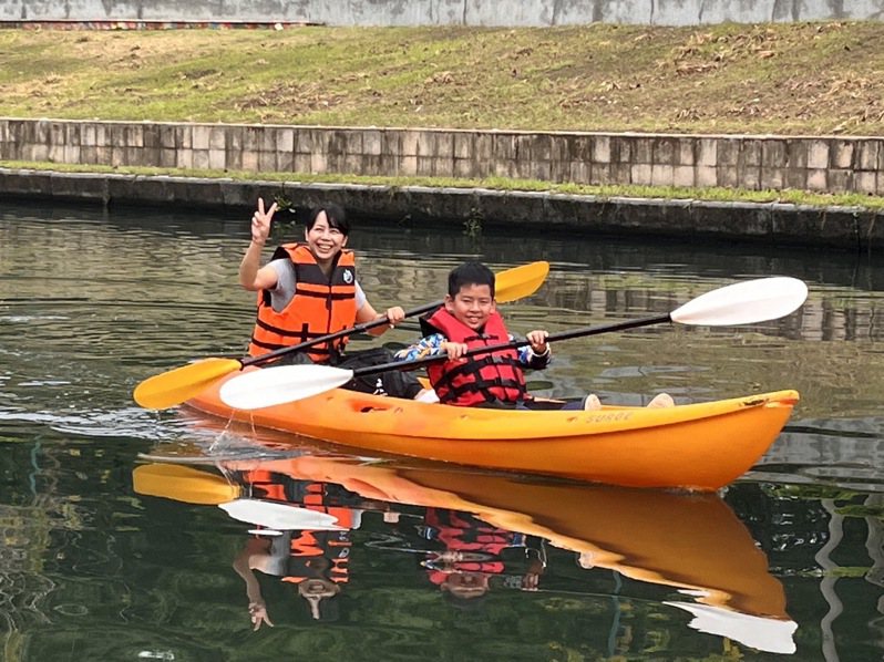 台中市政府舉辦水域活動嘉年華，結合防溺寓教於樂，親子玩得開心。圖／運動局提供