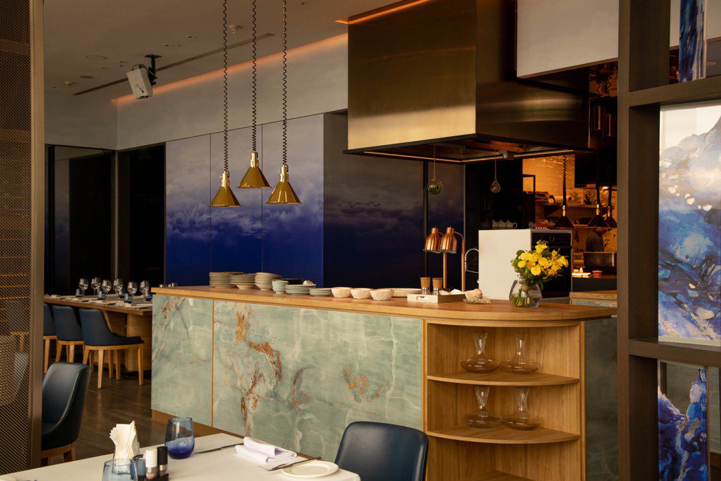 全新開放式廚房設計以沁涼水藍色系象徵海水波紋與潮汐浪花，木質調沙色風格，如同在沙...