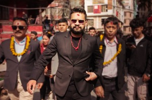 尼泊爾首都加德滿都市長巴連（前）曾是饒舌歌手，將他見到的社會弊端寫成歌曲。圖為他身穿標誌性的黑色西裝背心、黑色襯衫、黑色長褲以及小鏡框方形墨鏡。照片攝於2022年11月。圖／紐約時報