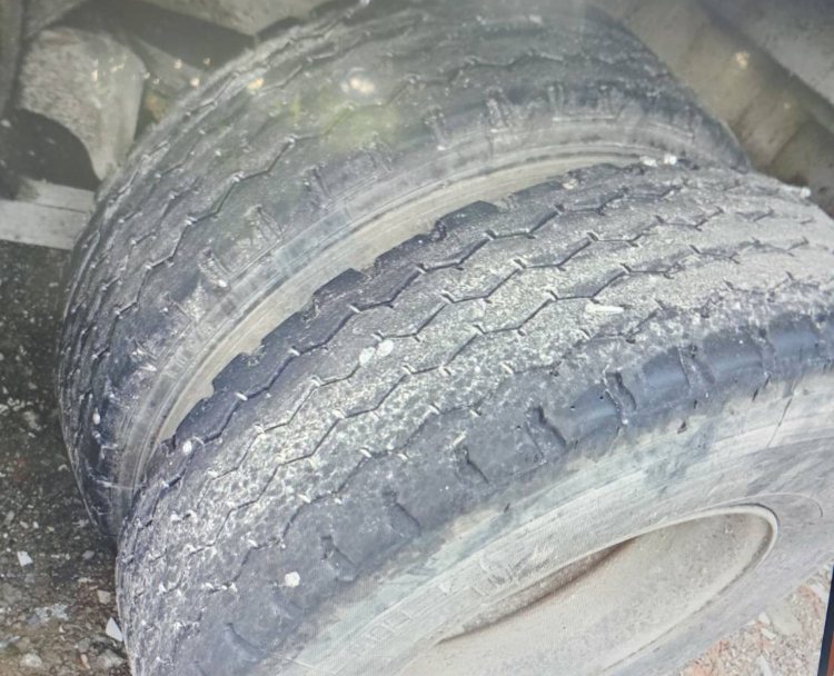 国道1号125公里5月19日发生螺丝钉刺破32辆车子轮胎案，其中一辆大货车就中了5、60根。图／民众提供