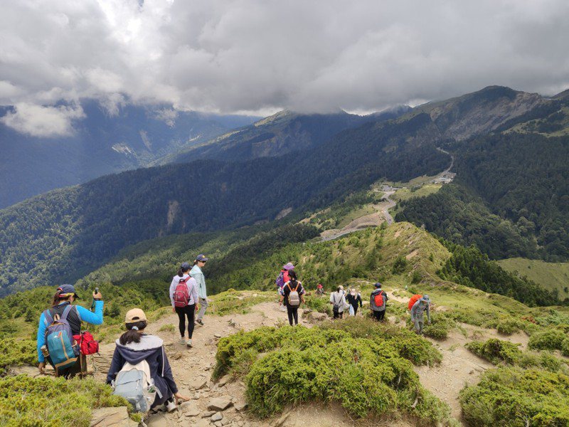 太魯閣國家公園管理處將舉辦「做一個負責任的登山者」Youth Camp，邀請青年學子提升自己在登山領域自我照顧等，明天中午12時開始報名。圖／太管處提供
