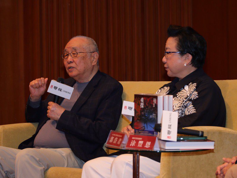 聯經出版在國家圖書館舉辦「重探現代中國的關鍵年代：烽火中的國家與民族」演講，由齊錫生（左）、郭岱君（右）對談。圖/聯經出版提供