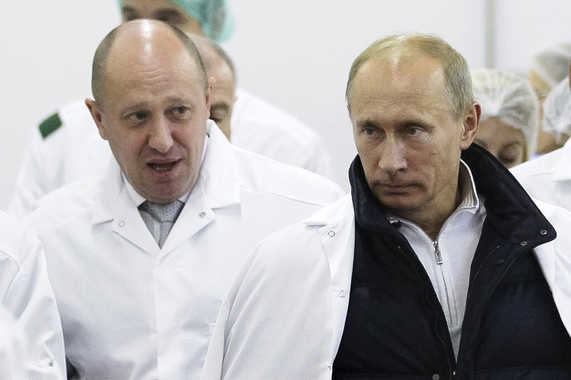 傭兵組織「瓦格納集團」老闆普里格津（左）與俄羅斯總統普亭，2010年在俄國聖彼得堡視察一座工廠。美聯社
