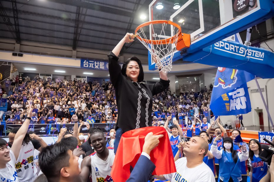 裕隆集團執行長嚴陳莉蓮也親臨現場剪下象徵冠軍的籃網。 圖／裕隆集團提供