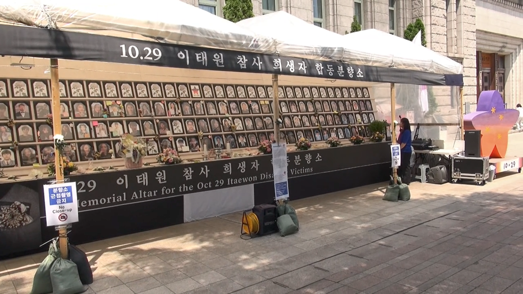 設置在首爾市廳廣場、擺滿159名罹難者的焚香所。 攝影／楊虔豪