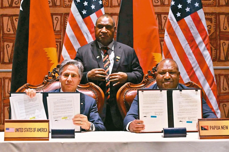 美國國務卿布林肯（左）與巴布亞紐幾內亞國防部長達基（右）22日簽署雙邊「國防合作協議」。巴紐總理馬拉普（中）在簽署儀式上表示，協議將促進巴紐經濟安全。法新社