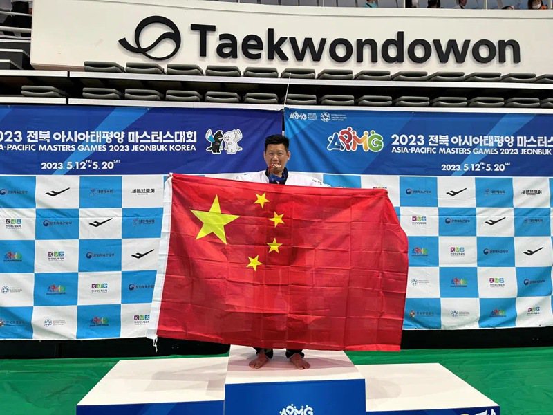 來自台南的跆拳道選手李東憲，在國際賽事上自稱代表台灣卻舉五星旗，引發兩岸民眾關注。他接受大陸海峽導報專訪時，稱台灣就是獨裁的「鬼島」，並說「這個地方有什麼好待的？」 圖/取自「台海網」
