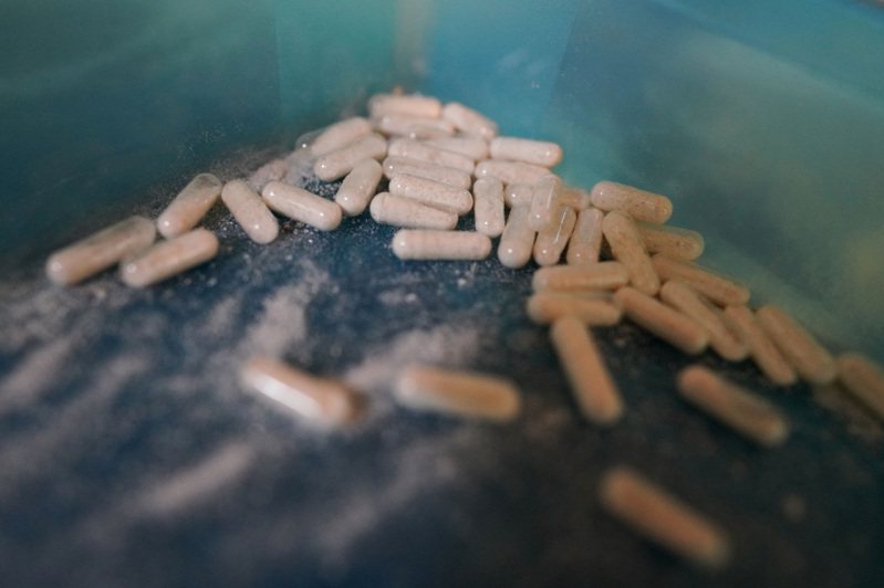 美國正遭逢史上最致命藥物成癮大流行，2021年8月至2022年8月期間，用藥過量而喪命者達10萬多人，其中大多涉及芬太尼，平均每天奪走約200條美國人命。 路透社