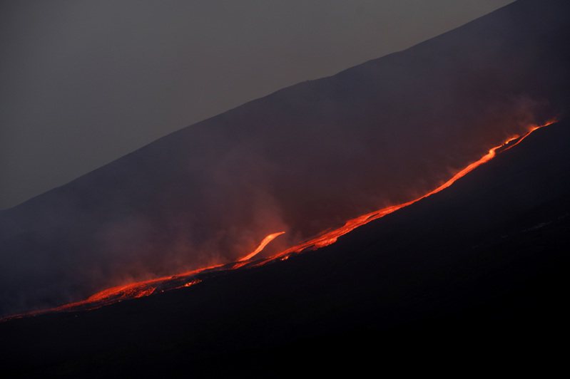 義大利著名活火山「埃特納火山」近日噴發，導致西西里東岸卡塔尼亞的機場停飛。路透