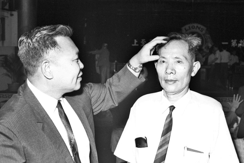 1970年5月23日，中華民國第一次人工眼角膜移植手術，盲者賀仲廉（右）在醫師的努力下終得重見天日，醫師那玉（左）指著賀的右眼說，他眼中裝的就是人工眼角膜。圖／聯合報系資料照片
