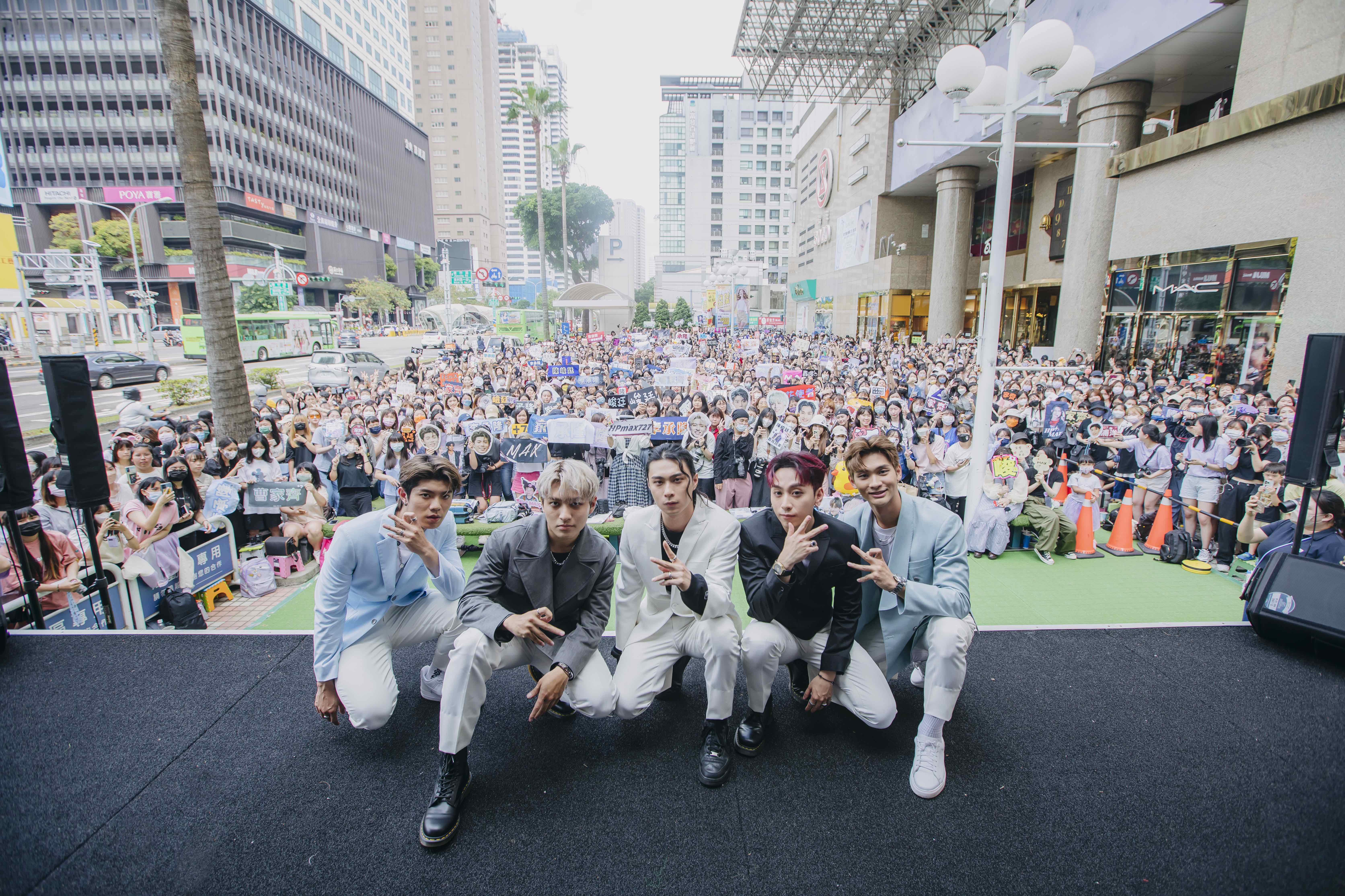 「FEniX」峻廷(左起)、承隆、MAX、家齊、浦洋舉辦簽唱會。圖／踢帕娛樂提供