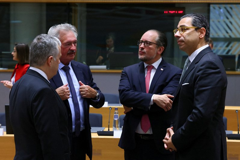 歐盟國家外長22日聚首布魯塞爾。圖為保加利亞、盧森堡、奧地利、賽普勒斯等四國外長。路透