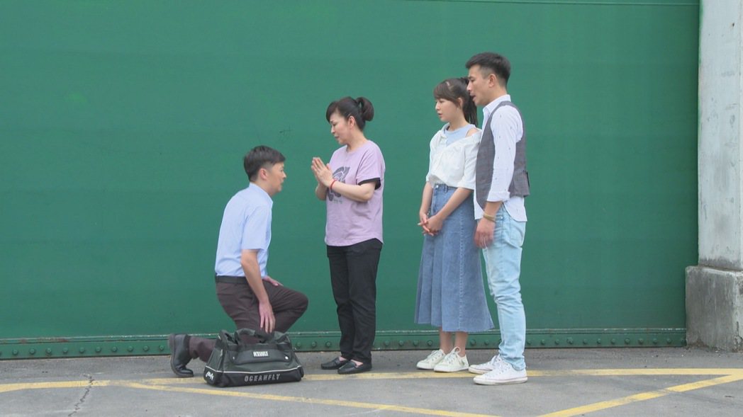 何豪杰(左起)在“市井豪门”中出狱，妈妈萧惠、儿女谢京颖、傅子纯迎接。图／民视提供