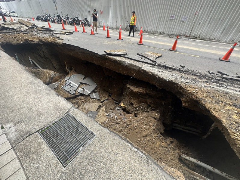 新竹縣竹北市「豐采520」建案工地，因日前施工導致道路坍塌，遭新竹縣政府勒令停工，要求於5月19日前提送搶險計畫。圖／本報資料照片