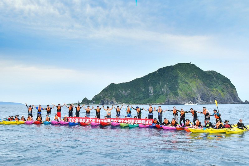 海大積極發展並推廣各項水上活動，並在今天舉辦「畢業生獨木舟挑戰基隆嶼」活動。圖／海洋大學提供