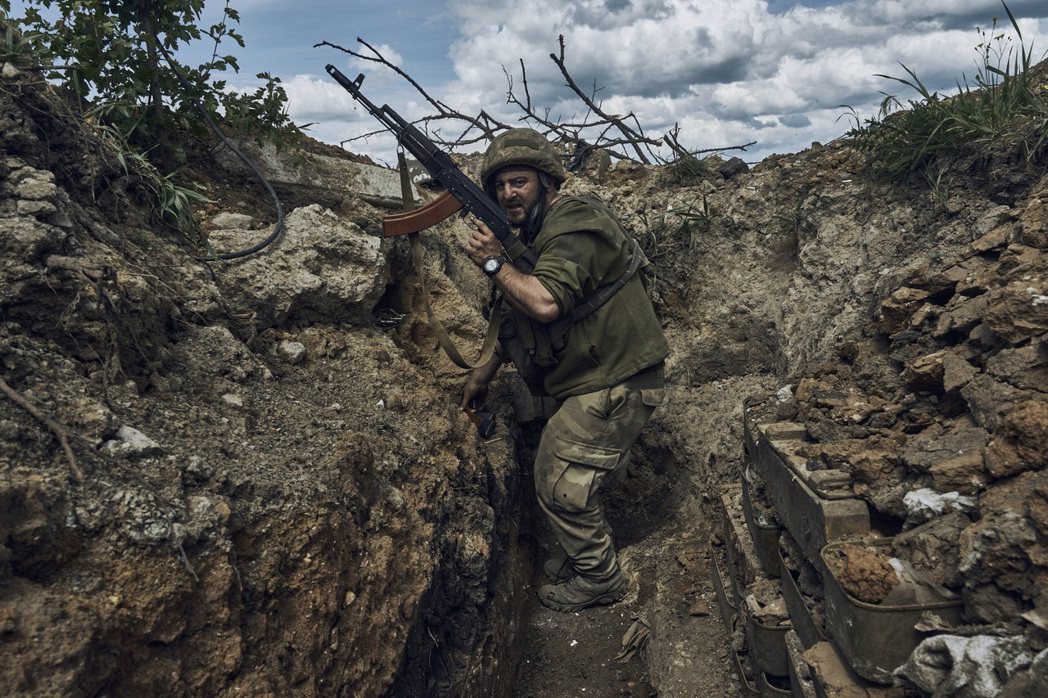 圖為巴赫穆特作戰的烏克蘭士兵。 圖／美聯社