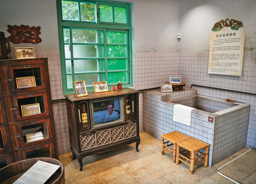 北投中心新村保有完整的眷村溫泉浴室，呈現在地溫泉文化的歷史現場。 圖／李智為攝影