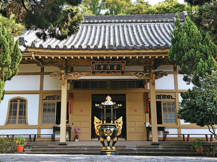北投普濟寺有著日式佛寺的質樸、高雅氣息。 圖／李智為攝影